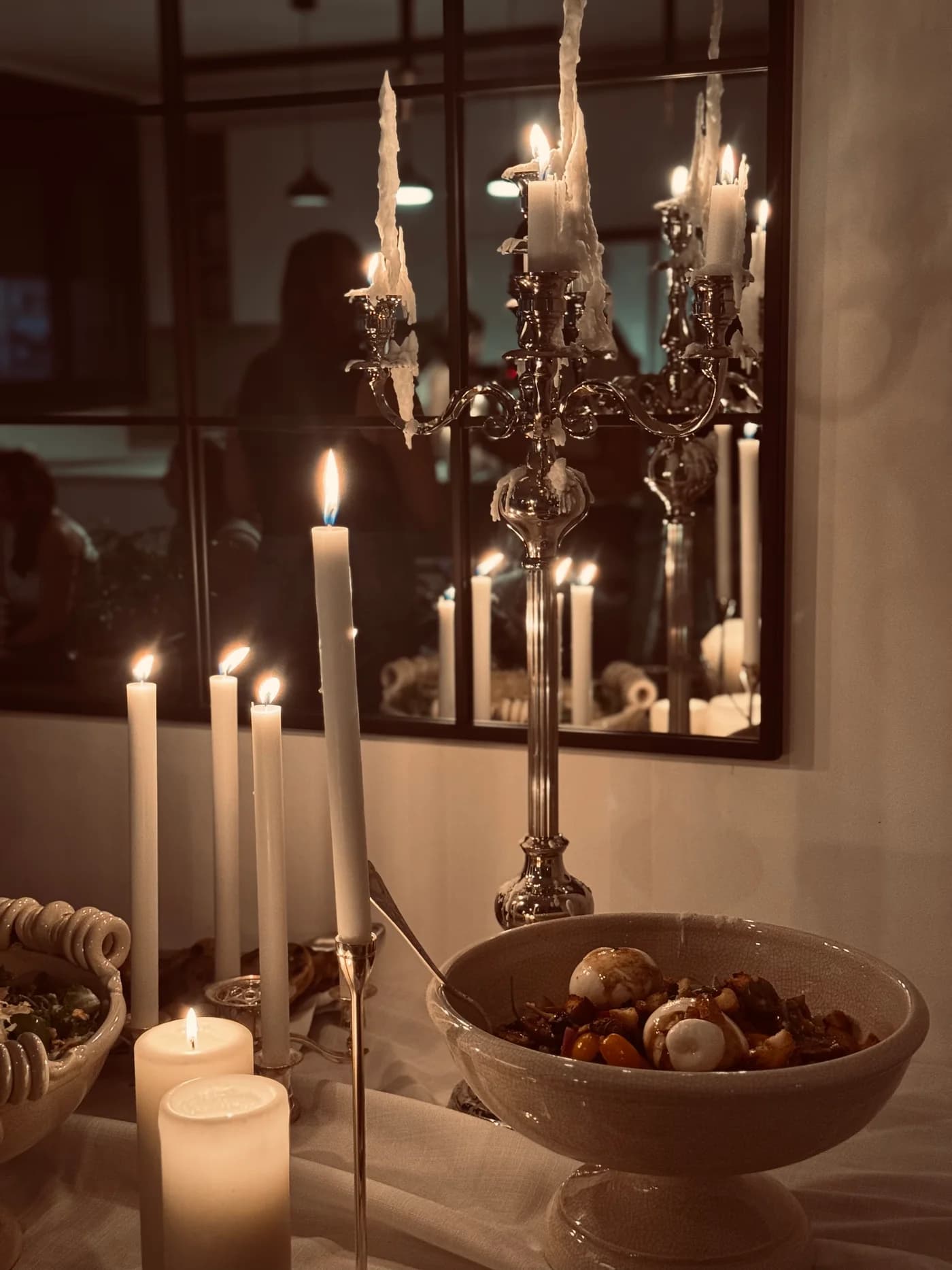 נרות ופמוטים באווירה חמה ואינטימית